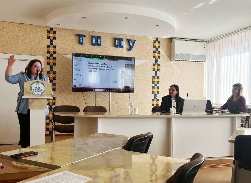 Пленарне засідання Ірина Дрібко презентує тему традиційних підходів до перевірки письма та говоріння англійською мовою